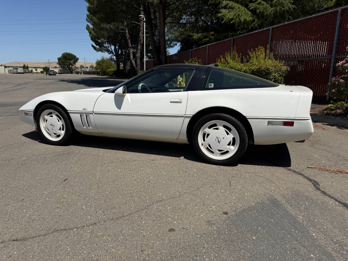 Chevrolet-corvette-1988-white