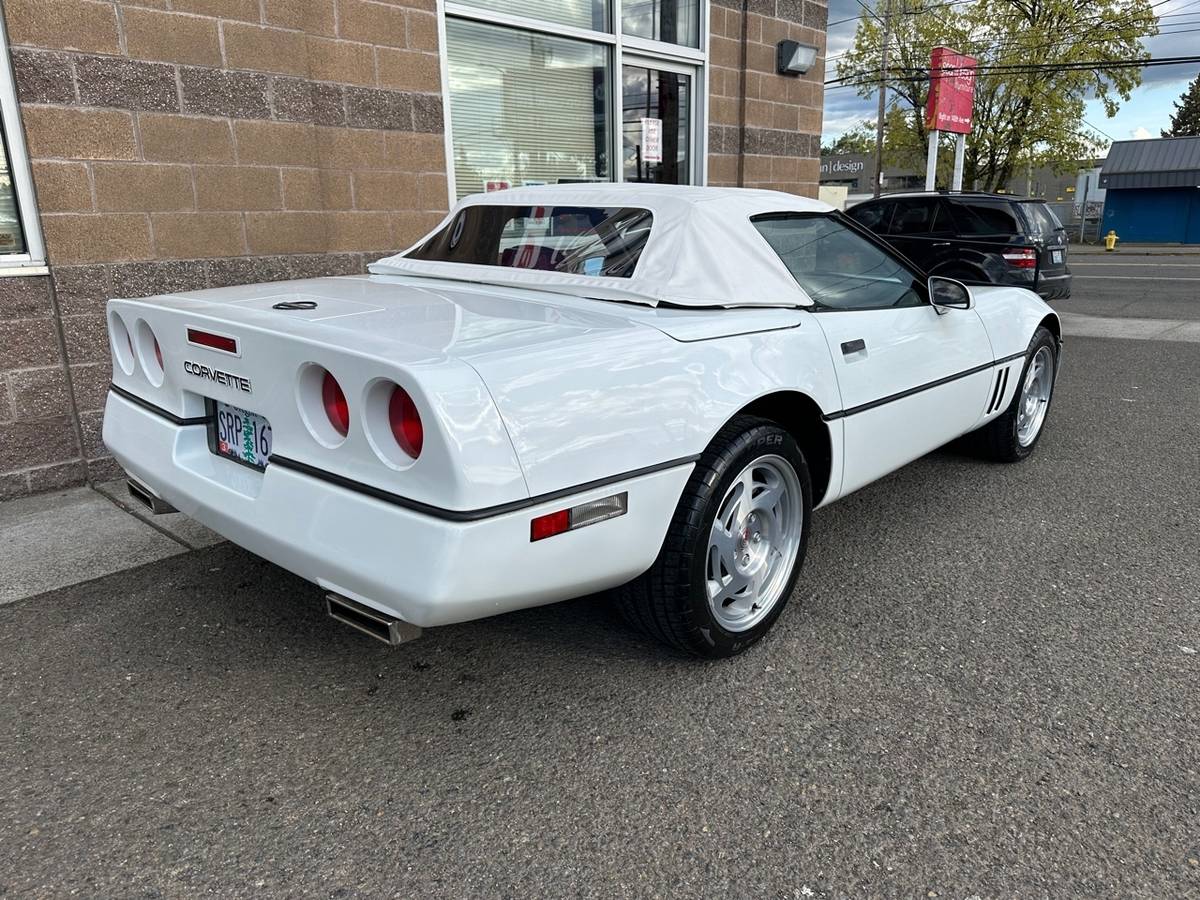 Chevrolet-corvette-1990-white-63