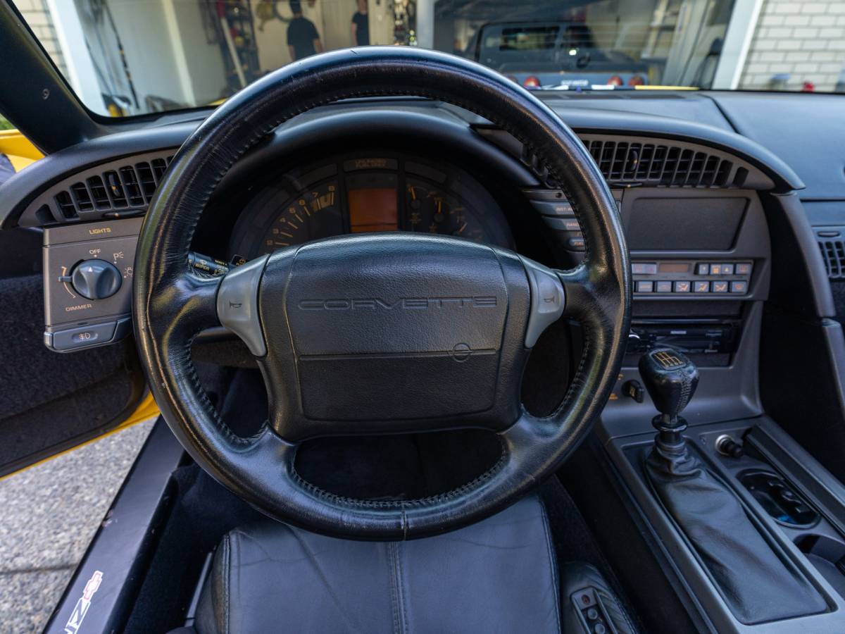 Chevrolet-corvette-1991-yellow-9