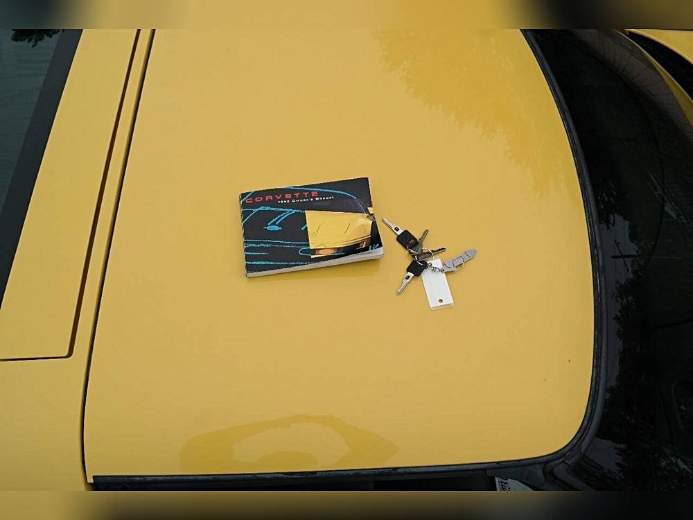 Chevrolet-corvette-1992-yellow-45