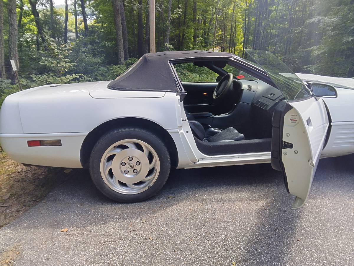 Chevrolet-corvette-1993-white-1