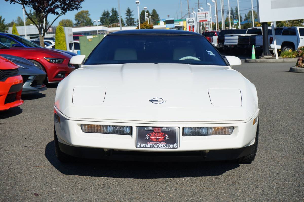 Chevrolet-corvette-base-1988-white-12