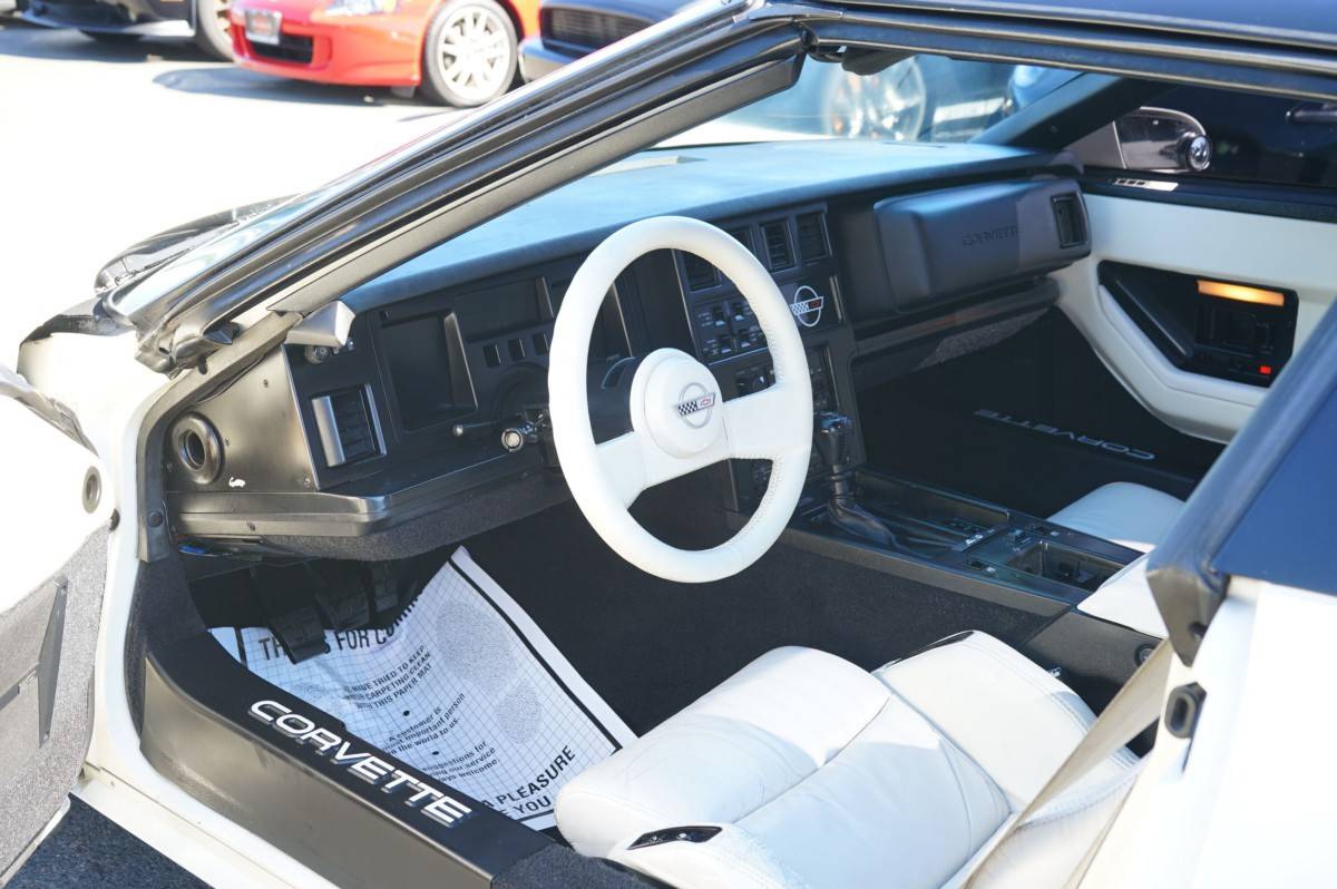 Chevrolet-corvette-base-1988-white-15