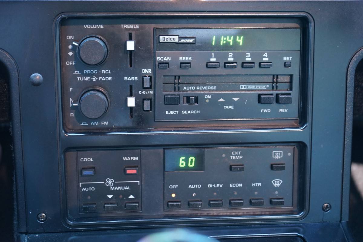 Chevrolet-corvette-base-1988-white-19