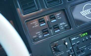 Chevrolet-corvette-base-1988-white-3