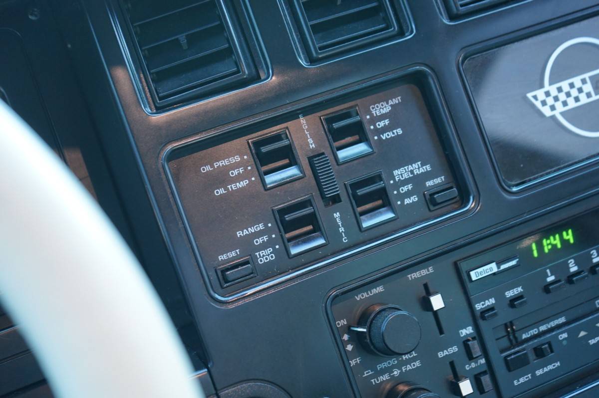 Chevrolet-corvette-base-1988-white-3