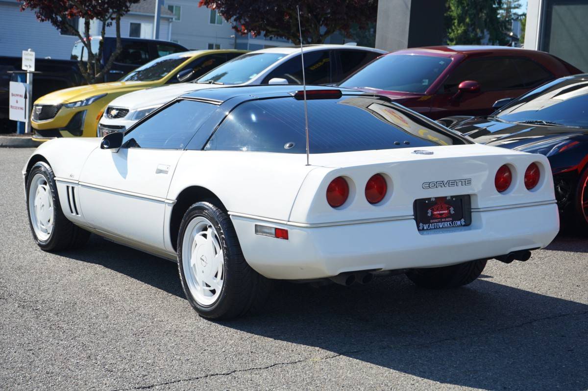 Chevrolet-corvette-base-1988-white-7