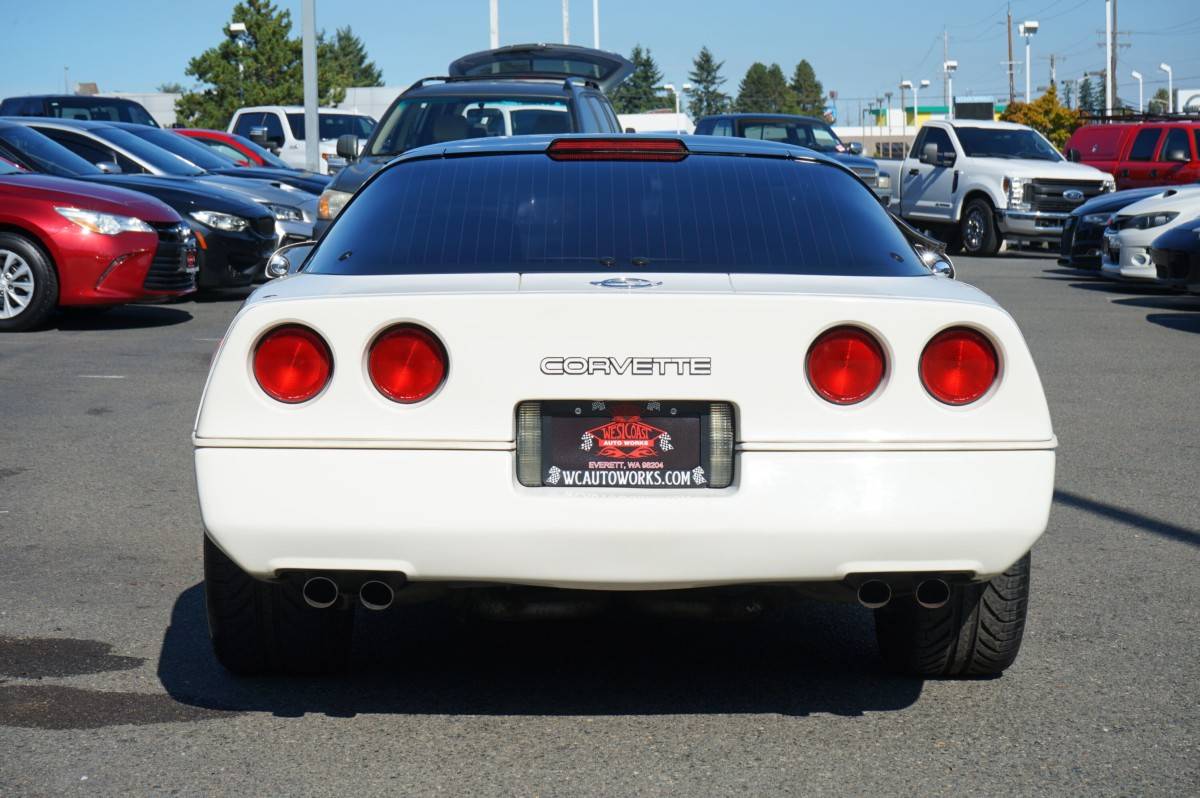 Chevrolet-corvette-base-1988-white-8
