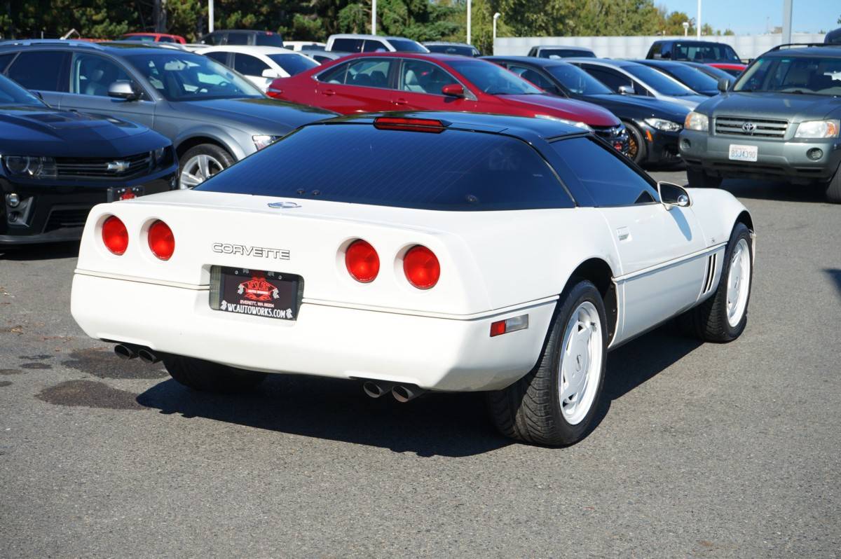Chevrolet-corvette-base-1988-white-9
