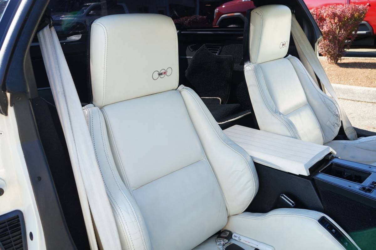 Chevrolet-corvette-base-1988-white