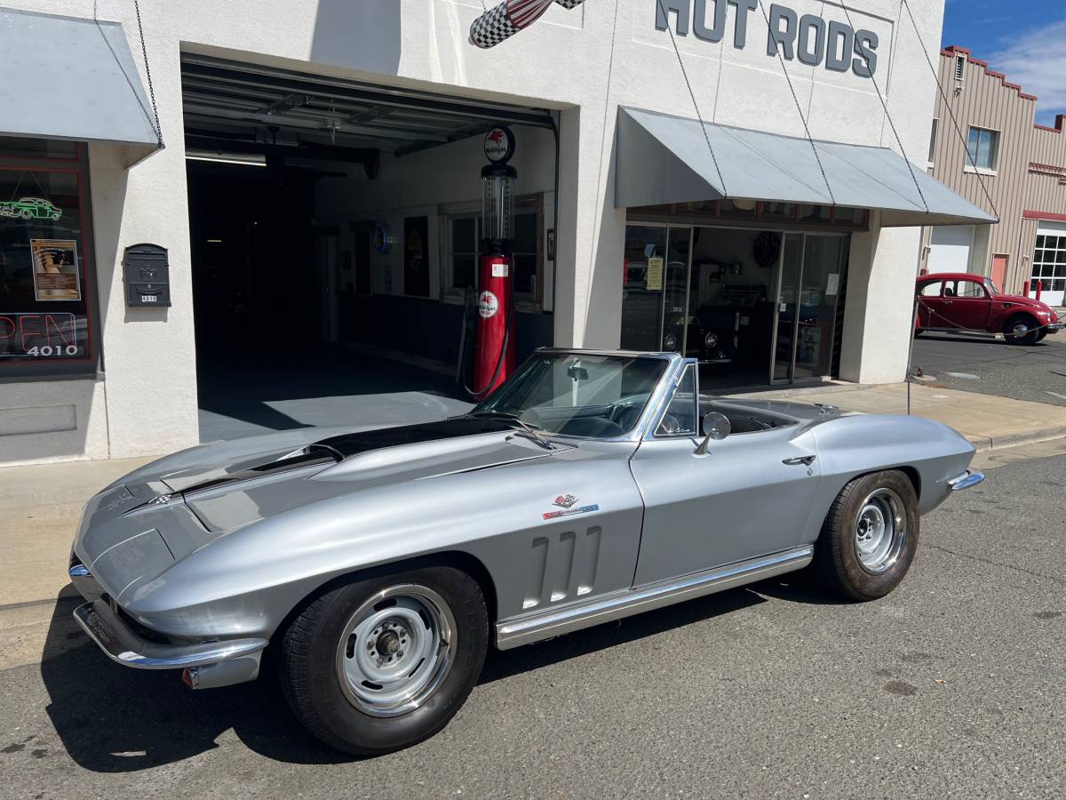 Chevrolet-corvette-c2-1965-1