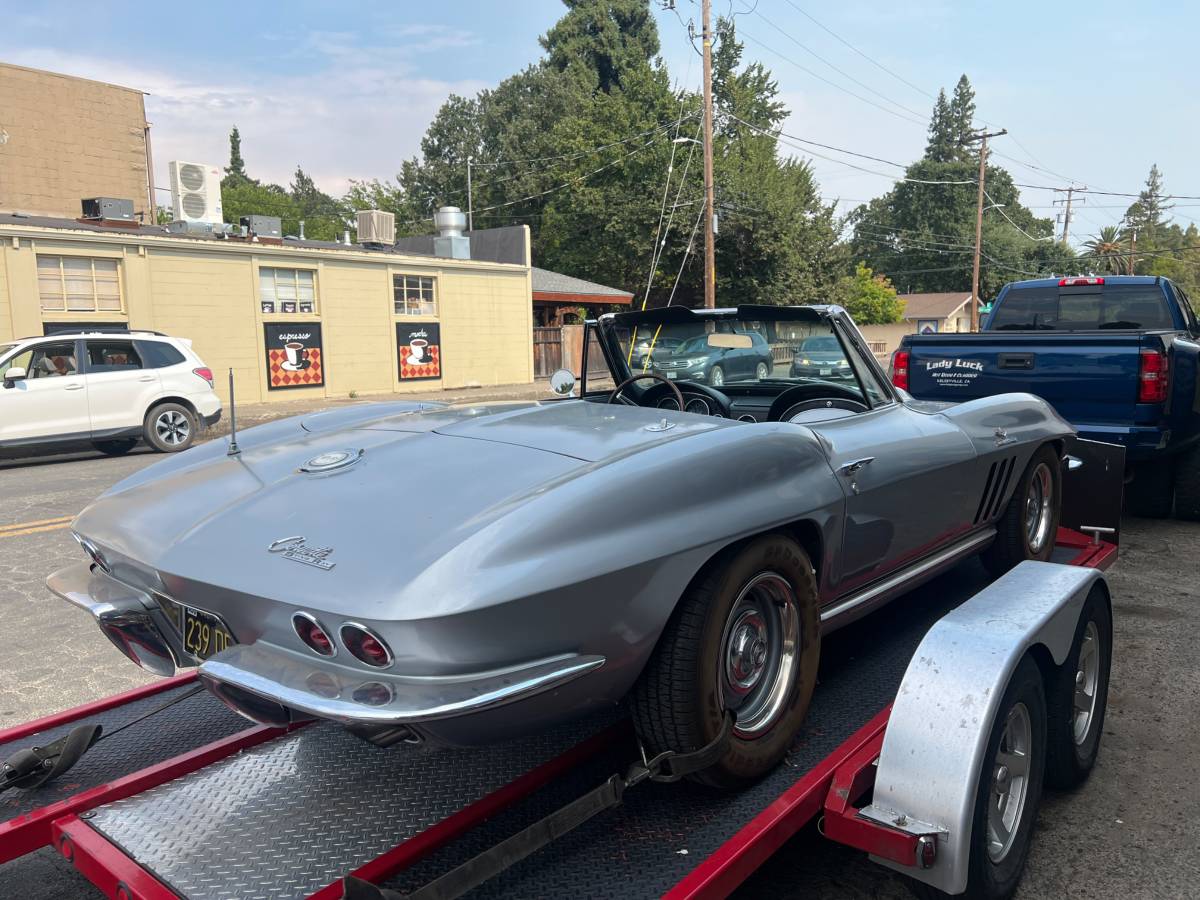 Chevrolet-corvette-c2-1965-11