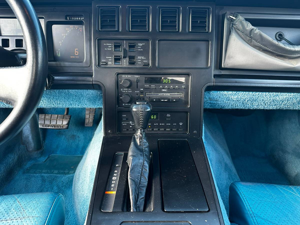 Chevrolet-corvette-convertible-1987-12