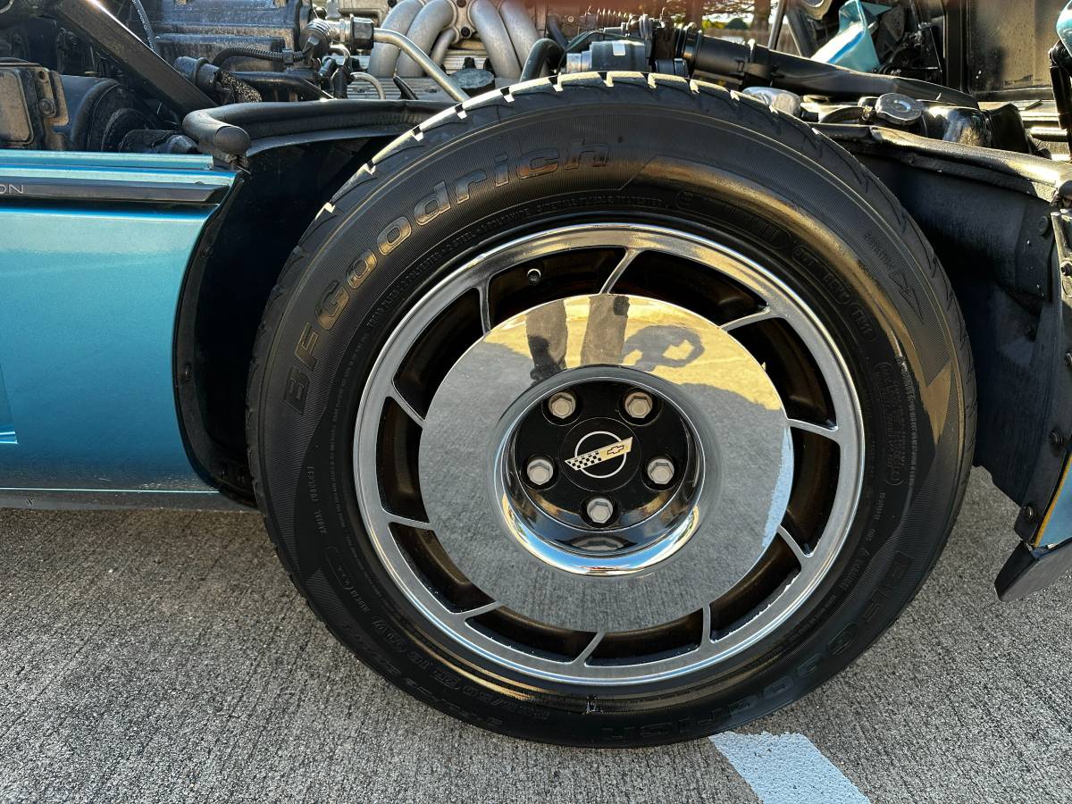 Chevrolet-corvette-convertible-1987-16
