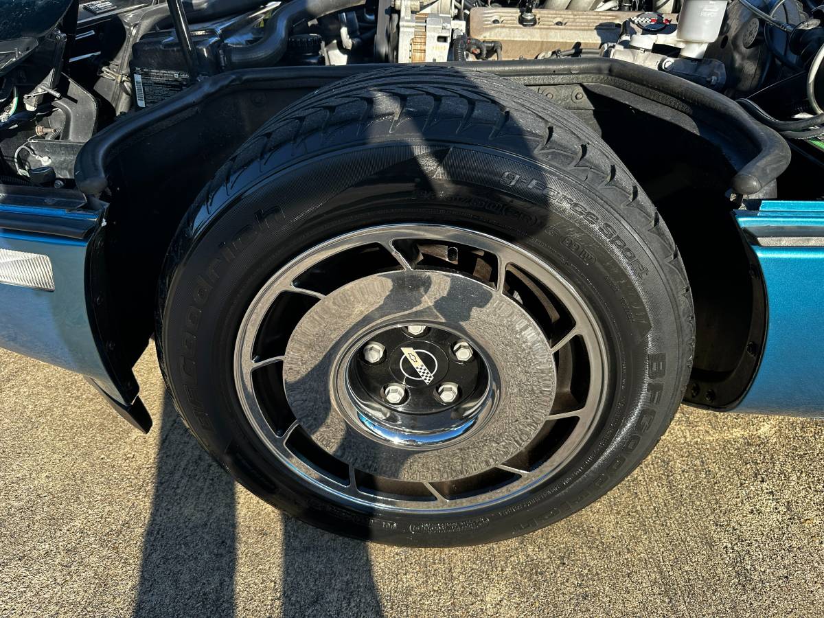Chevrolet-corvette-convertible-1987-17