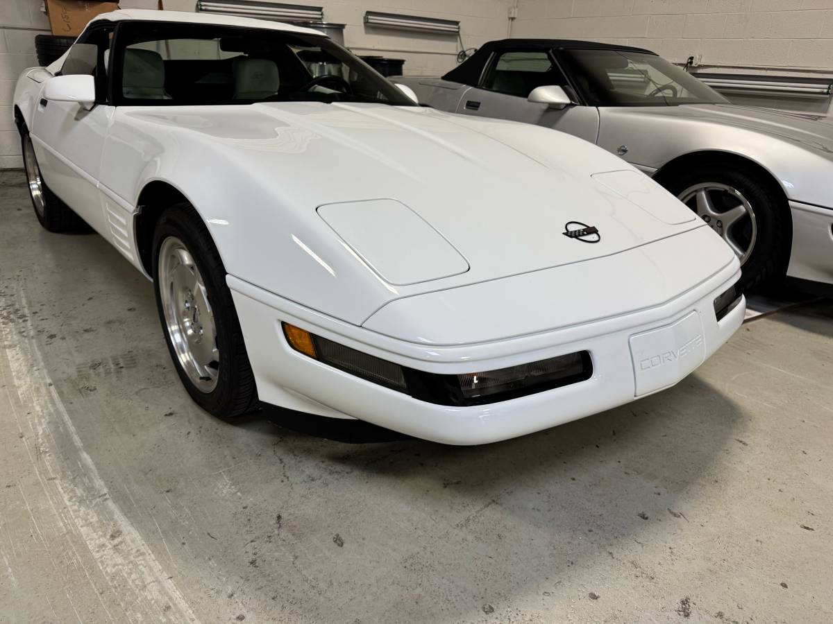 Chevrolet-corvette-convertible-1993-white-17
