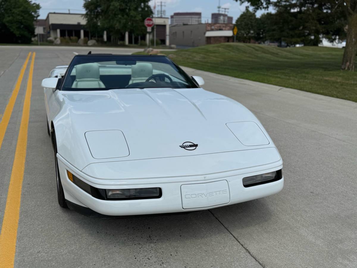 Chevrolet-corvette-convertible-1993-white-23