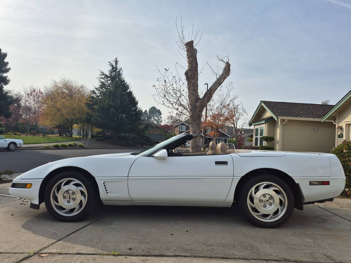 Chevrolet-corvette-convertible-1995-white