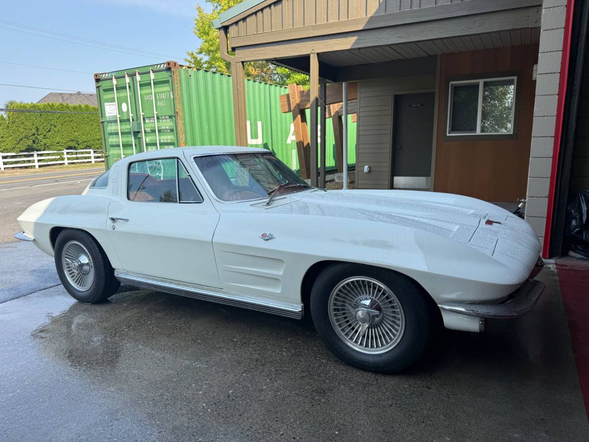 Chevrolet-corvette-coupe-1964-white