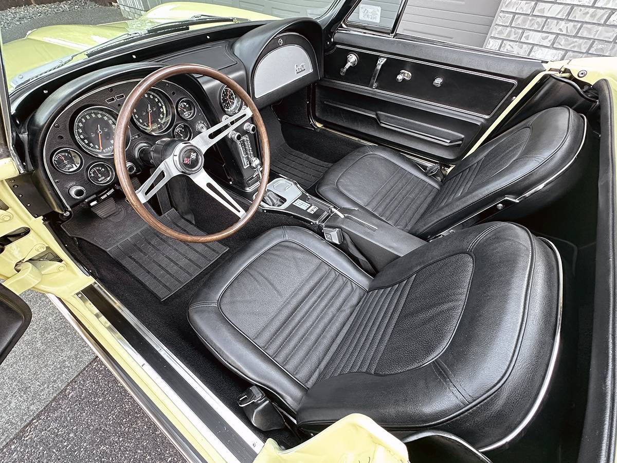 Chevrolet-corvette-l79-convertible-1967-yellow-23