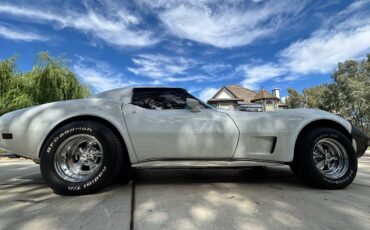 Chevrolet-corvette-stingray-1977-white-1