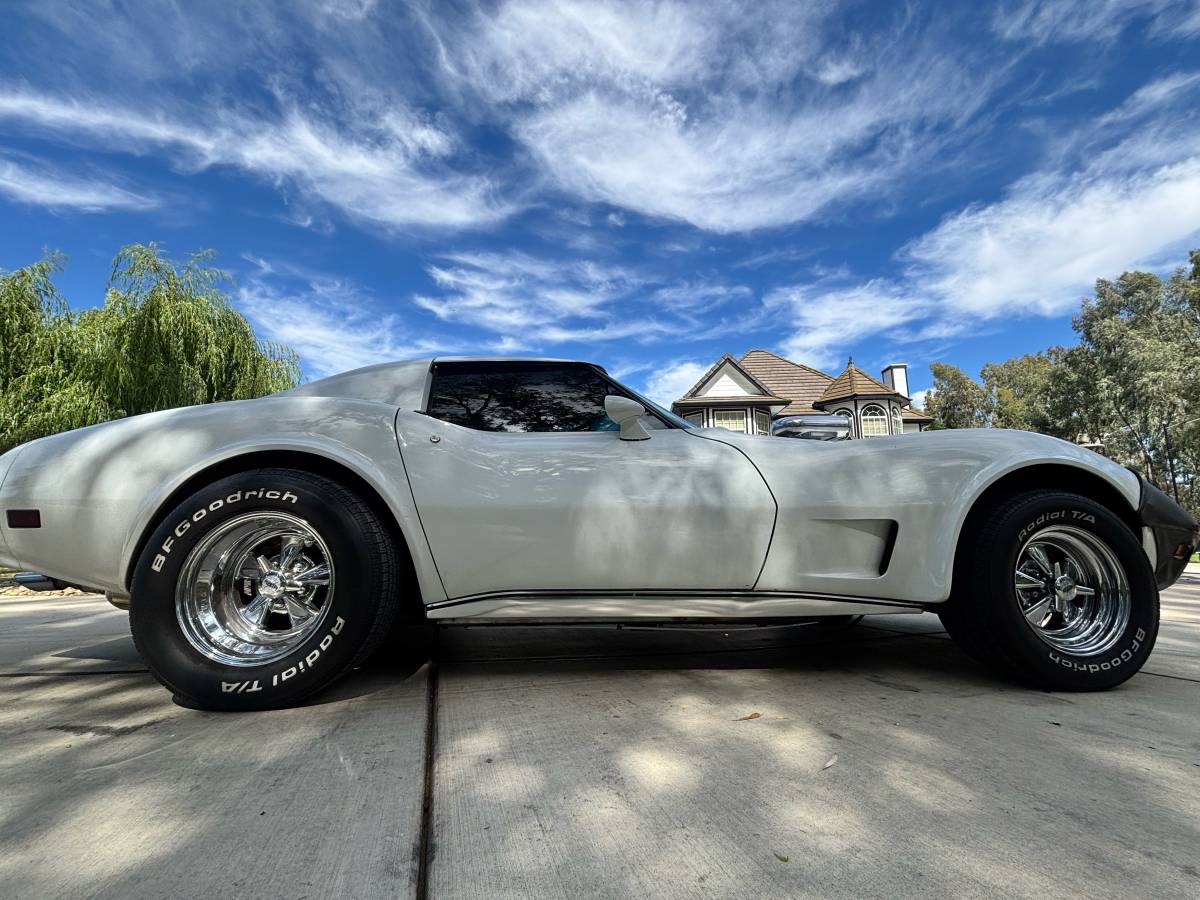Chevrolet-corvette-stingray-1977-white-1