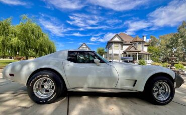 Chevrolet-corvette-stingray-1977-white-2