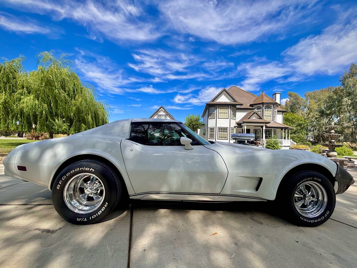 Chevrolet-corvette-stingray-1977-white-2