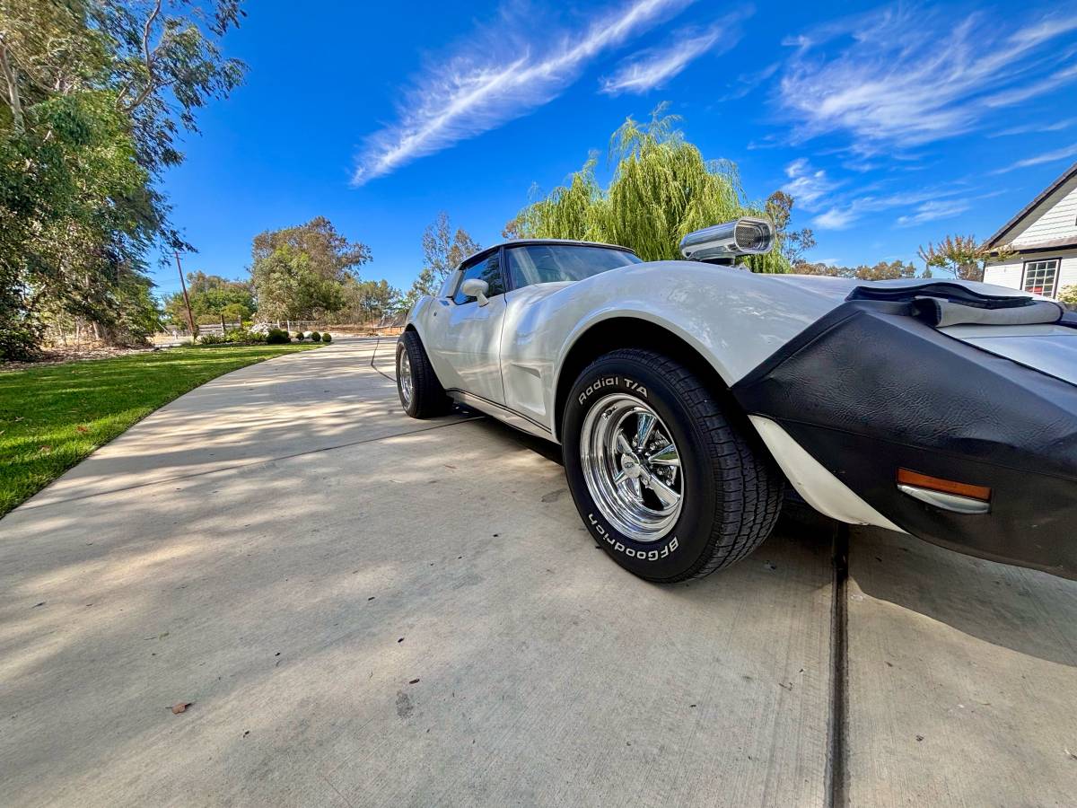 Chevrolet-corvette-stingray-1977-white-3