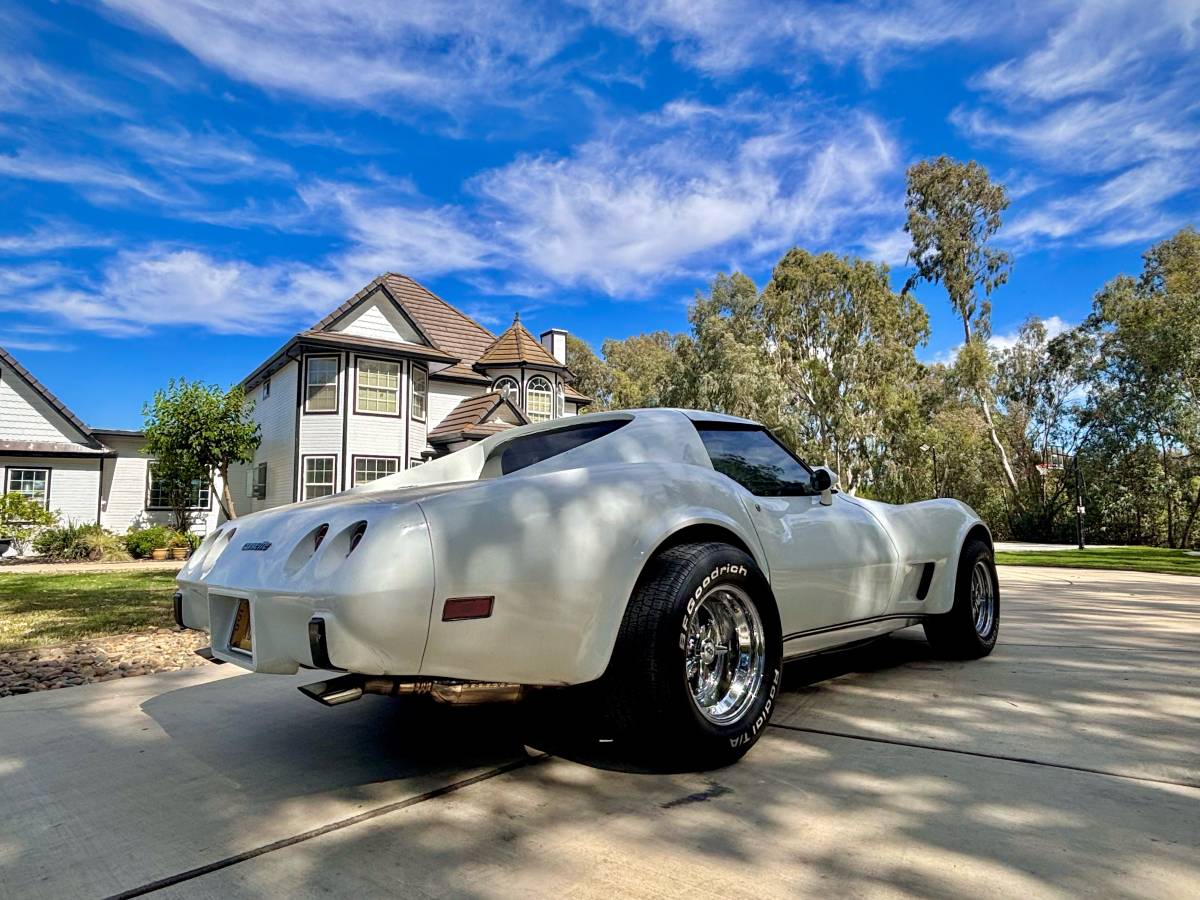 Chevrolet-corvette-stingray-1977-white-7