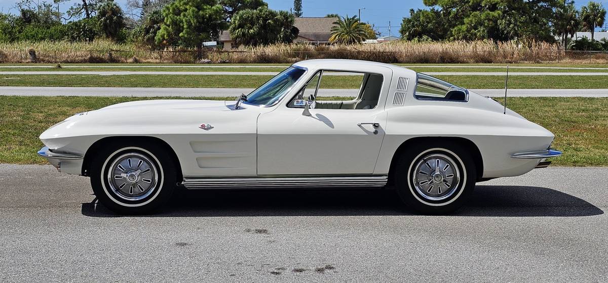 Chevrolet-corvette-stingray-coupe-1964-white-10