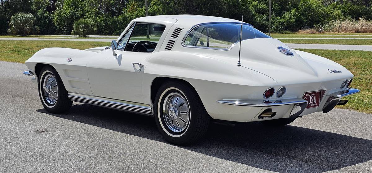Chevrolet-corvette-stingray-coupe-1964-white-11