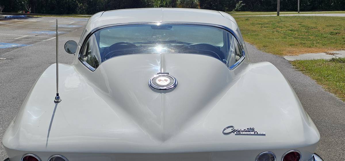 Chevrolet-corvette-stingray-coupe-1964-white-14