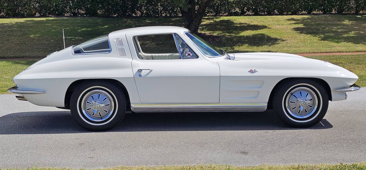 Chevrolet-corvette-stingray-coupe-1964-white-16