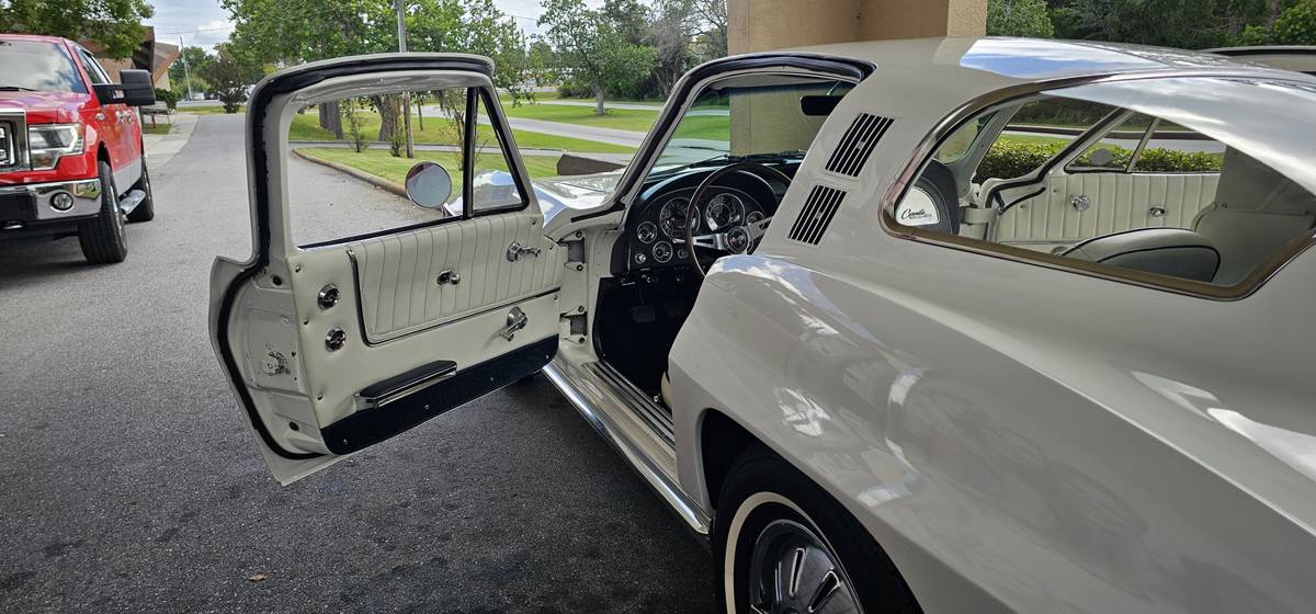 Chevrolet-corvette-stingray-coupe-1964-white-5