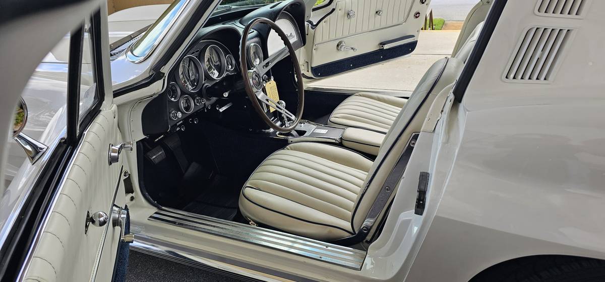 Chevrolet-corvette-stingray-coupe-1964-white-6