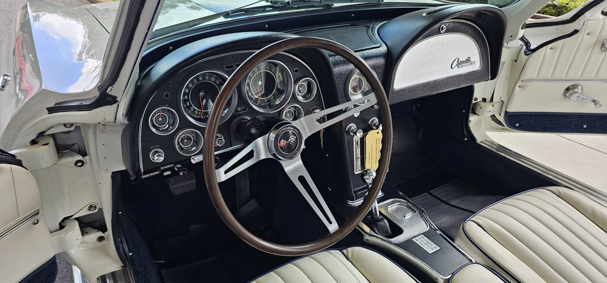Chevrolet-corvette-stingray-coupe-1964-white-8