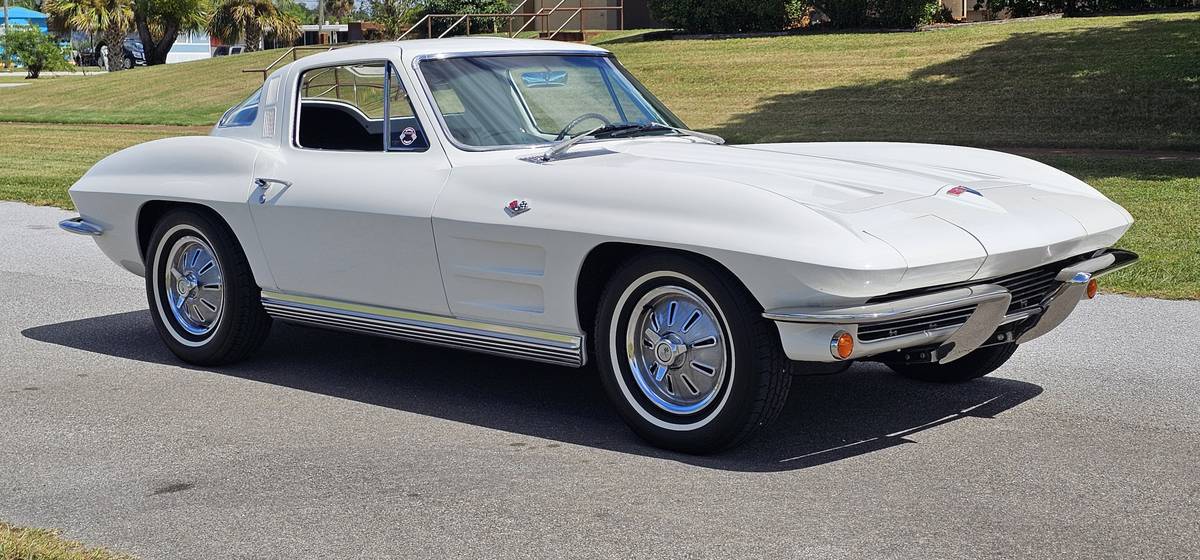 Chevrolet-corvette-stingray-coupe-1964-white