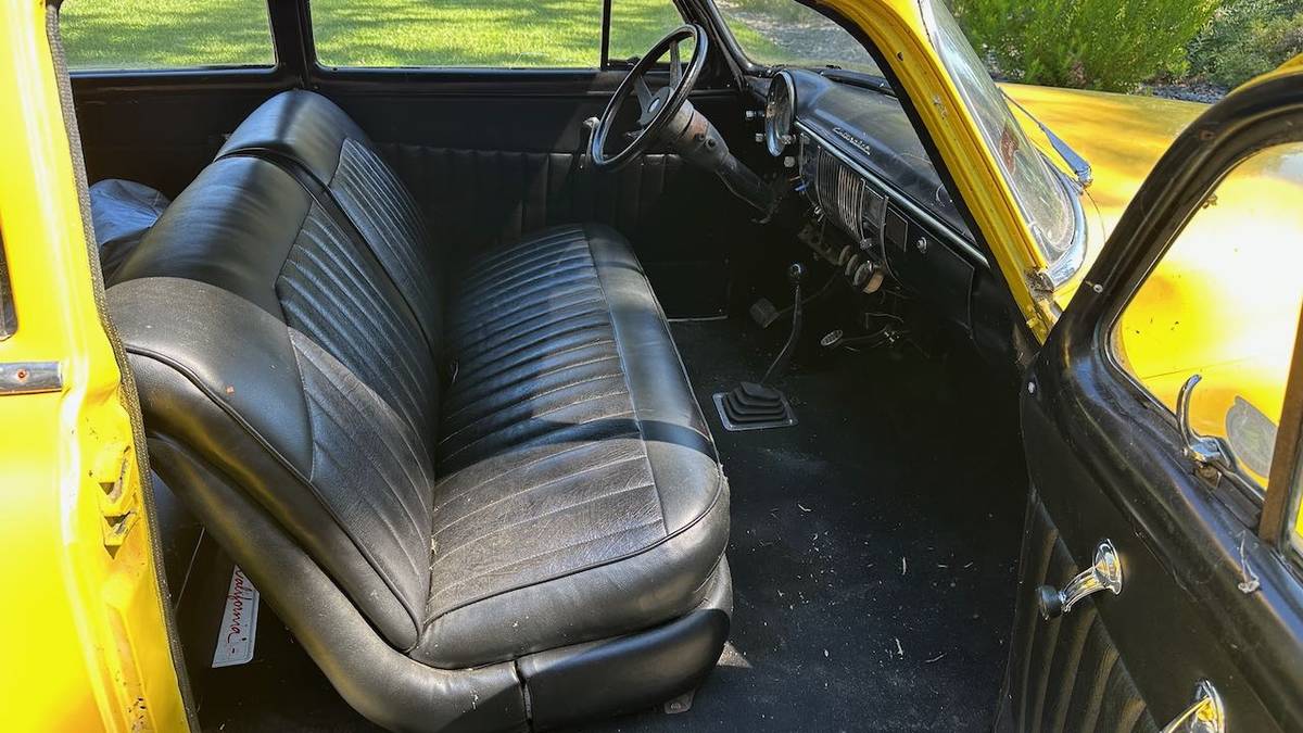 Chevrolet-fleetline-1949-yellow-5