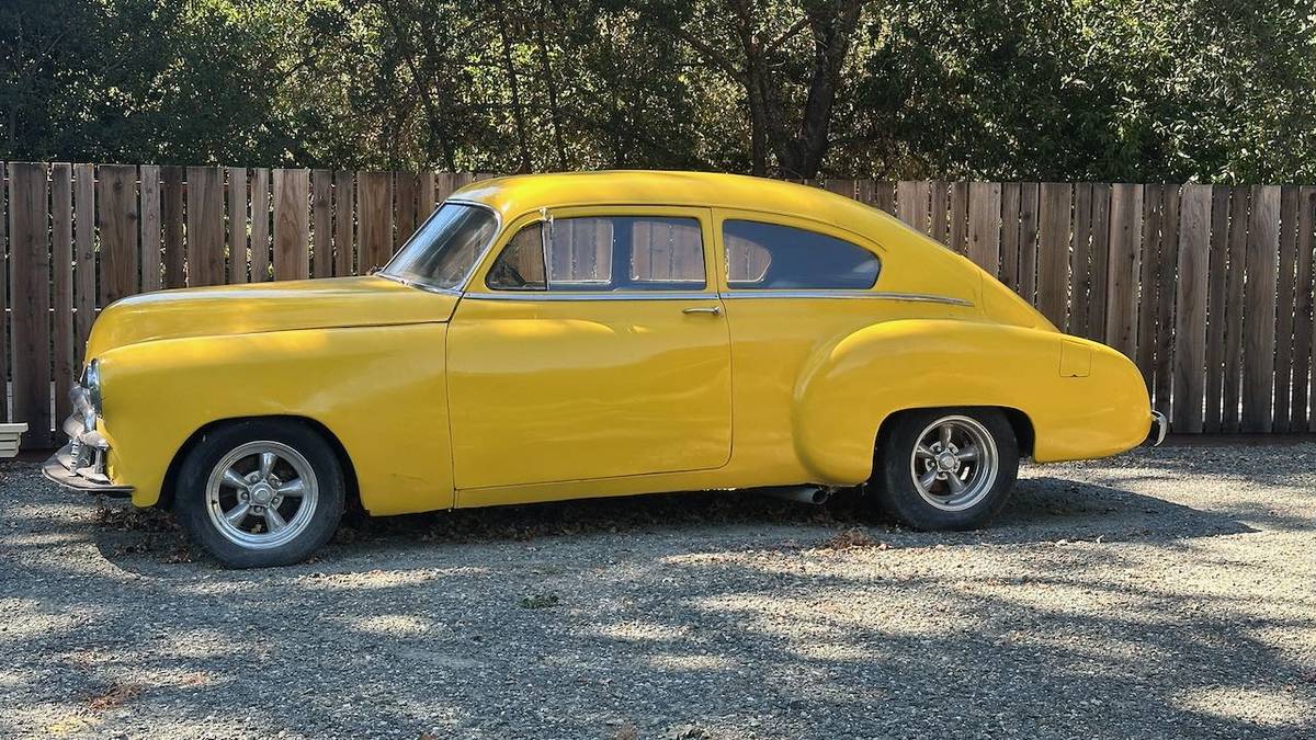Chevrolet-fleetline-1949-yellow-8