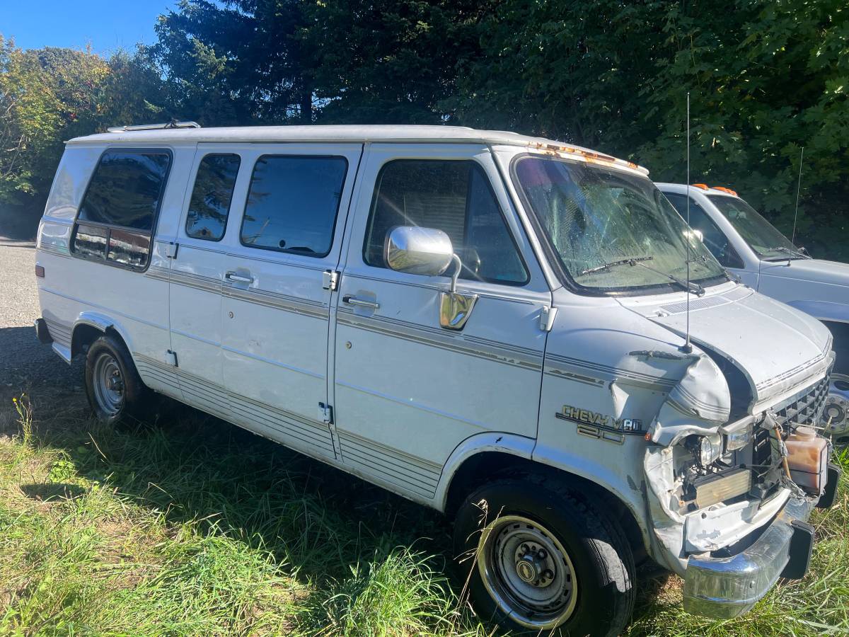 Chevrolet-g-series-34-ton-nominal-1995-white-9