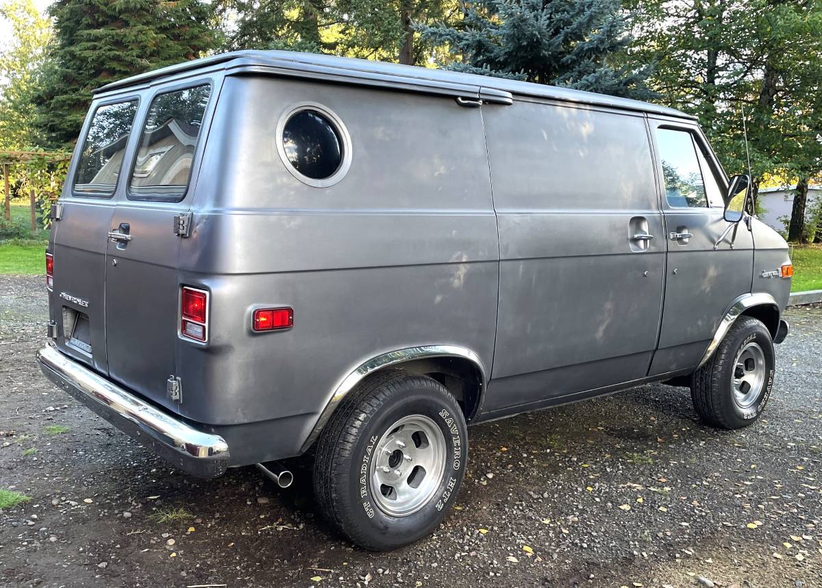Chevrolet-g10-chevyvan10-1975-1