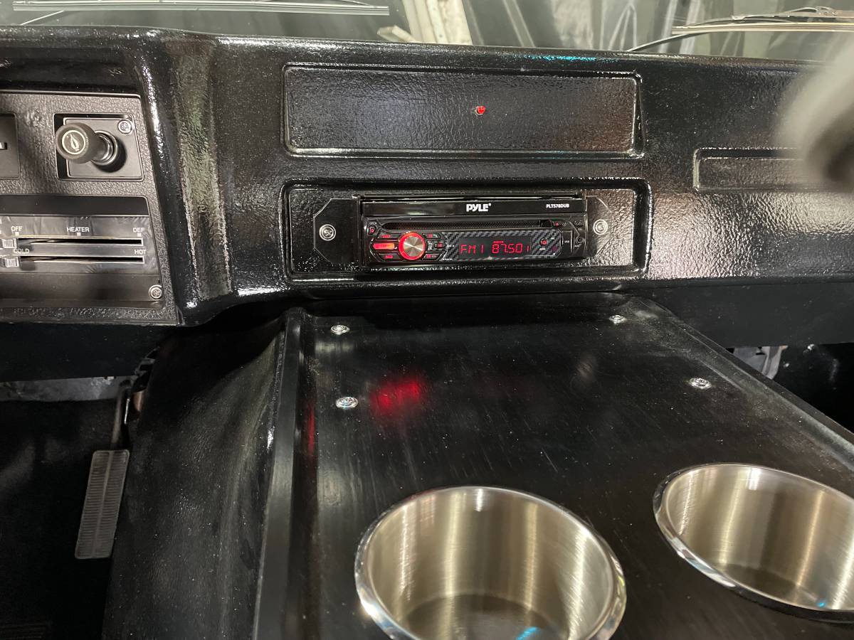 Chevrolet-g10-chevyvan10-1975-11