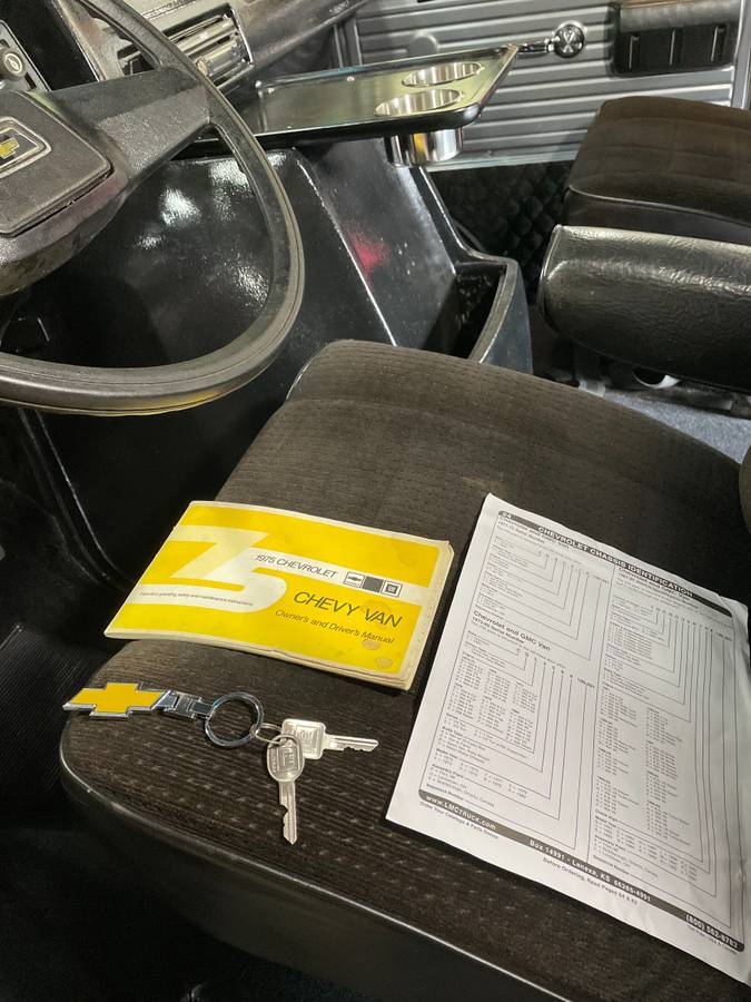 Chevrolet-g10-chevyvan10-1975-12