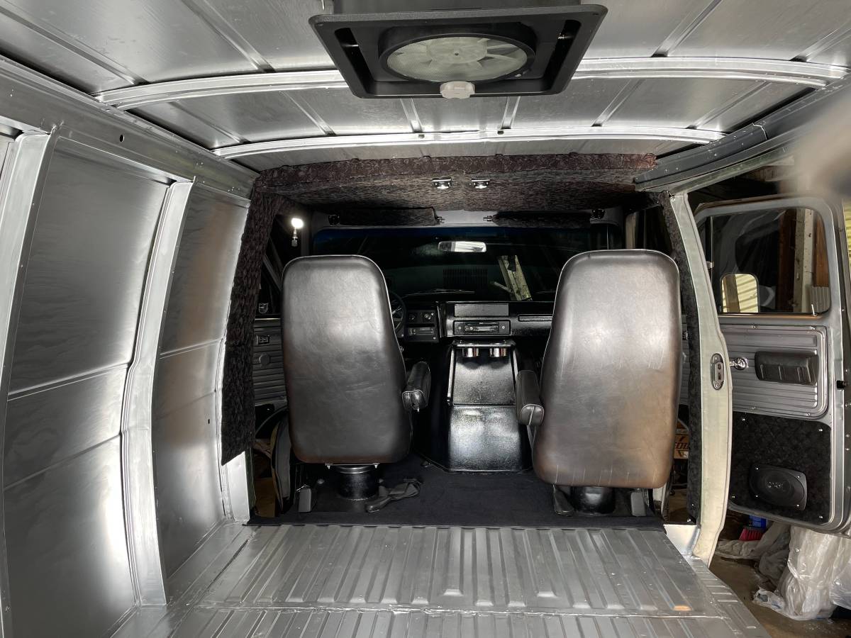 Chevrolet-g10-chevyvan10-1975-8