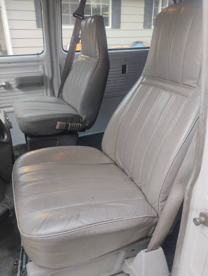 Chevrolet-g20-van-1995-white-4
