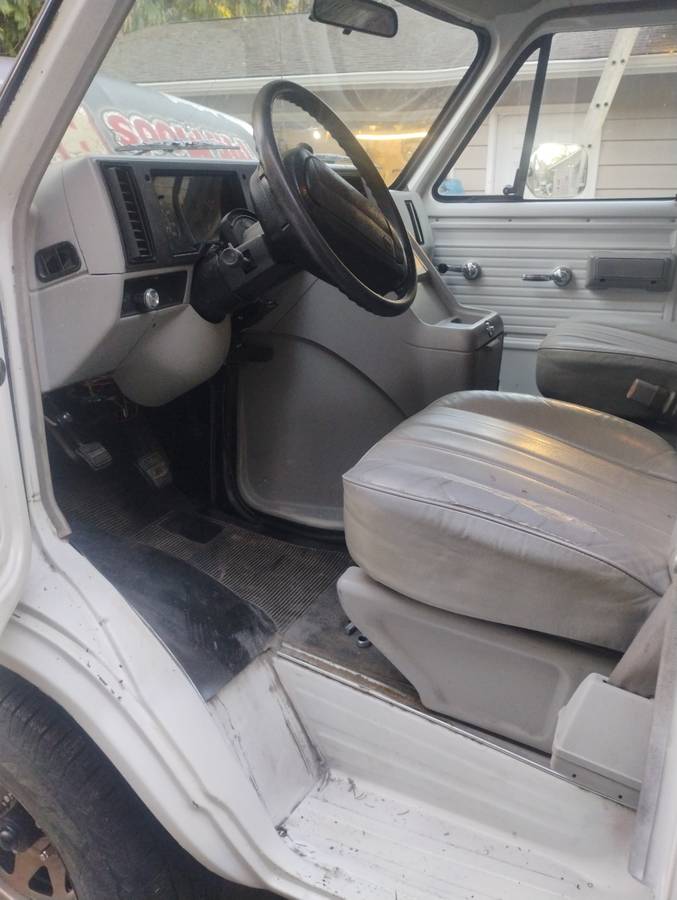 Chevrolet-g20-van-1995-white-5
