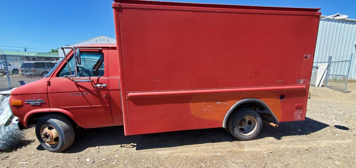 Chevrolet-g30-1986-red