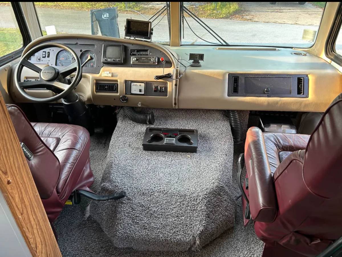 Chevrolet-georgie-rv-1995-white-8