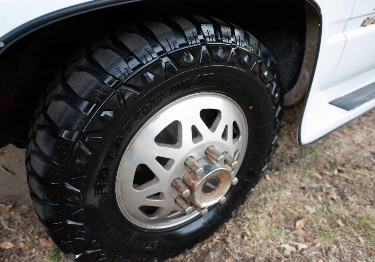 Chevrolet-gmt-400-1-ton-nominal-1995-white-1